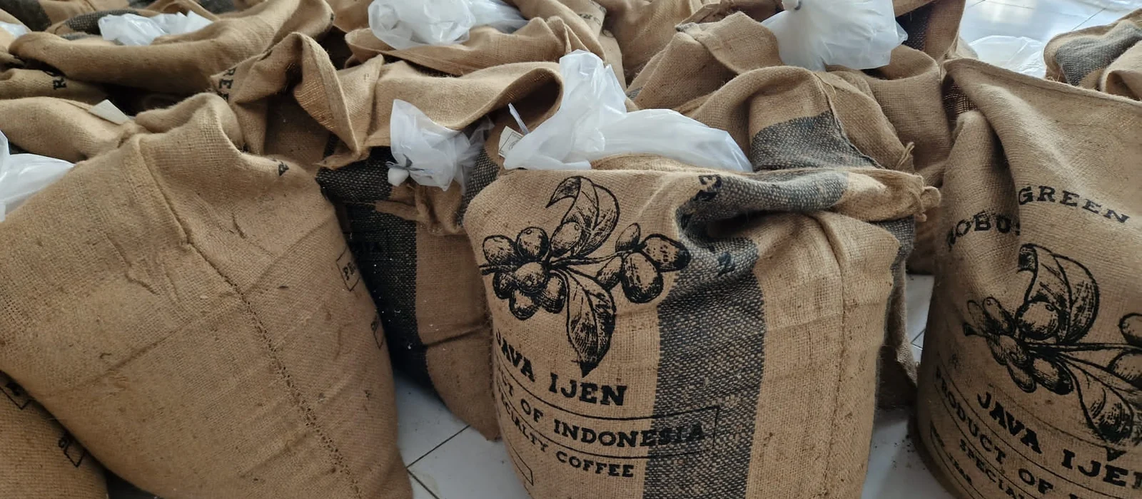 Jutezakken met specialty coffee uit Java, klaar voor export