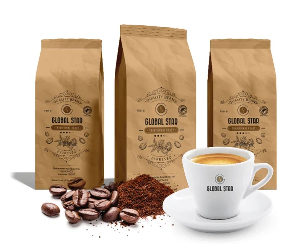 Drie verpakkingen koffie van Global Star met gemalen koffie, bonen en een gevuld espressokopje